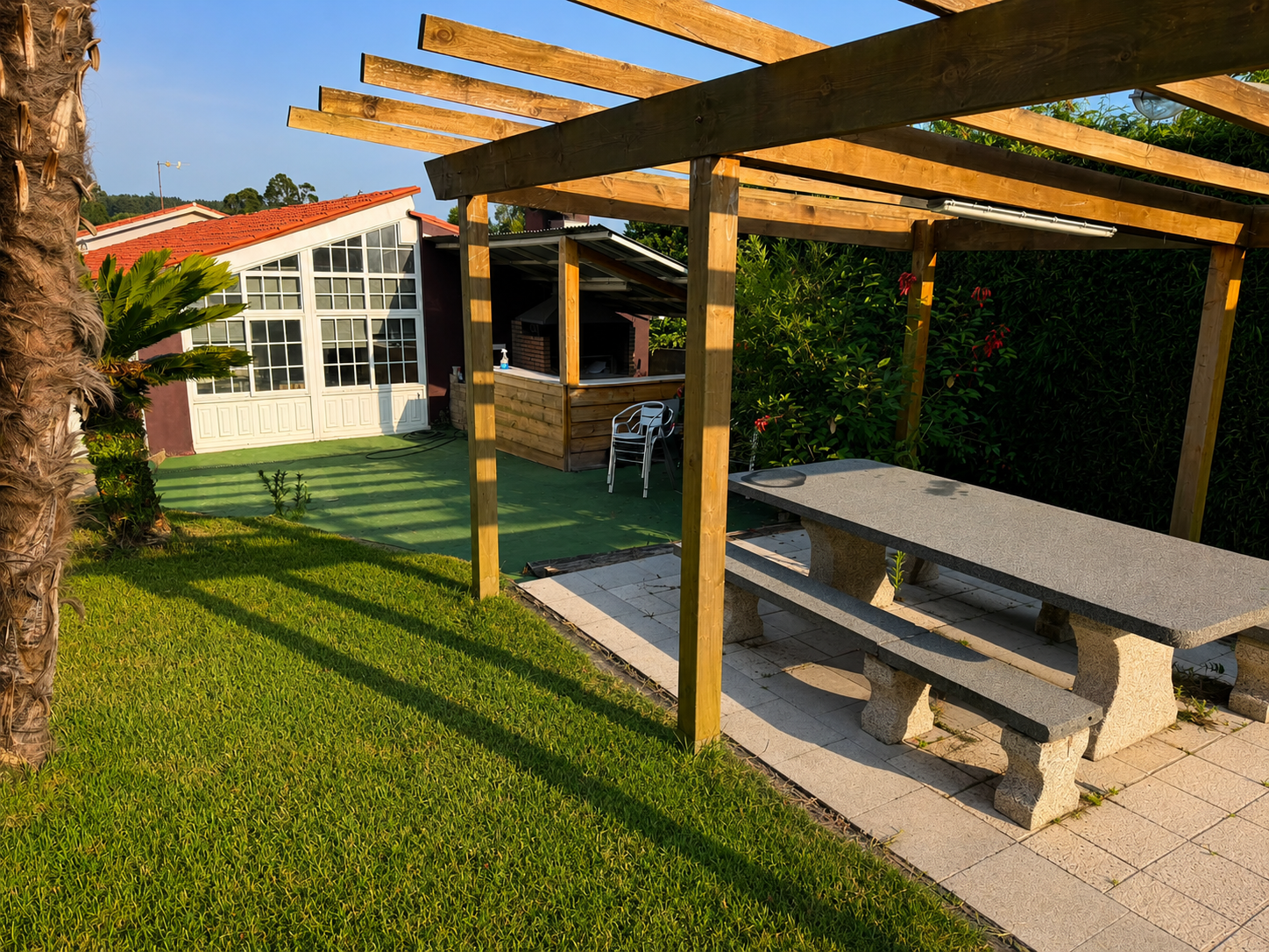 Zona exterior de comida y descanso