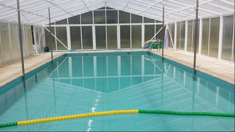 Piscina exterior de las instalaciones